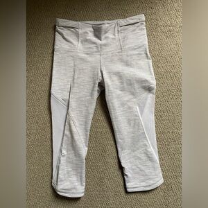 LULULEMON CAPRI LEGGINGS SIZE 6 WHITE
